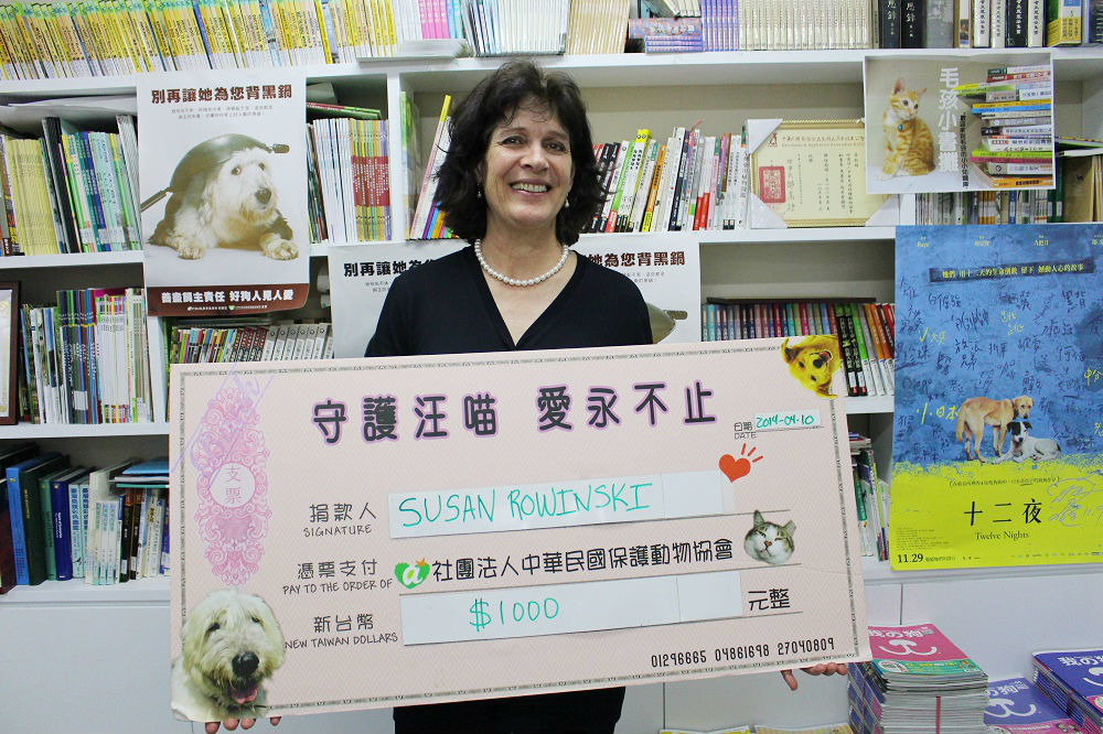 Susan至中華民國保護動物協會進行捐款,她2013年第一次來到台灣時也捐款過。 李娉婷/攝