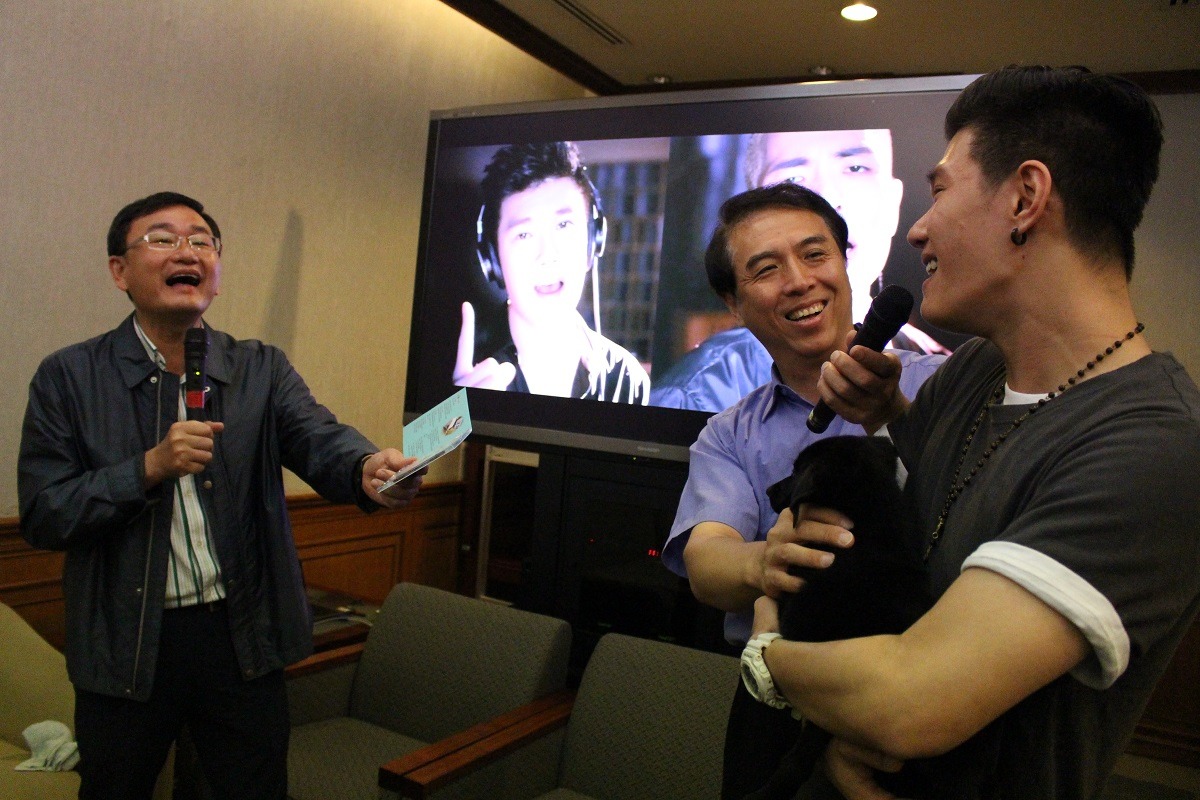 (由左至右)民進黨籍立委黃國書、國民黨籍立委陳學聖與歌手張祖誠一同開口唱「給牠一個家」,為歌曲宣傳。 李娉婷/攝