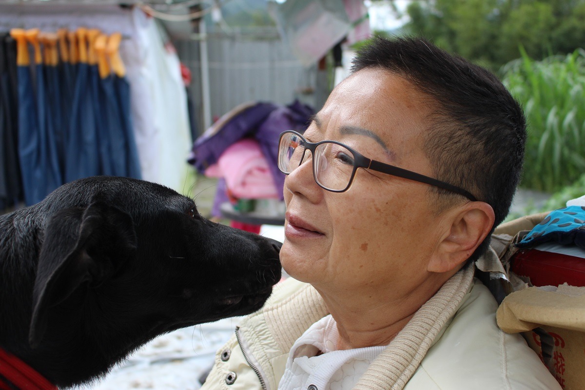 張媽媽剪了一頭俐落短髮，為了照顧狗兒已經多年沒買新衣，甚至一天只吃一餐，對自己相當嚴苛，但對狗兒與來幫忙的志工卻非常大方。　李娉婷/攝