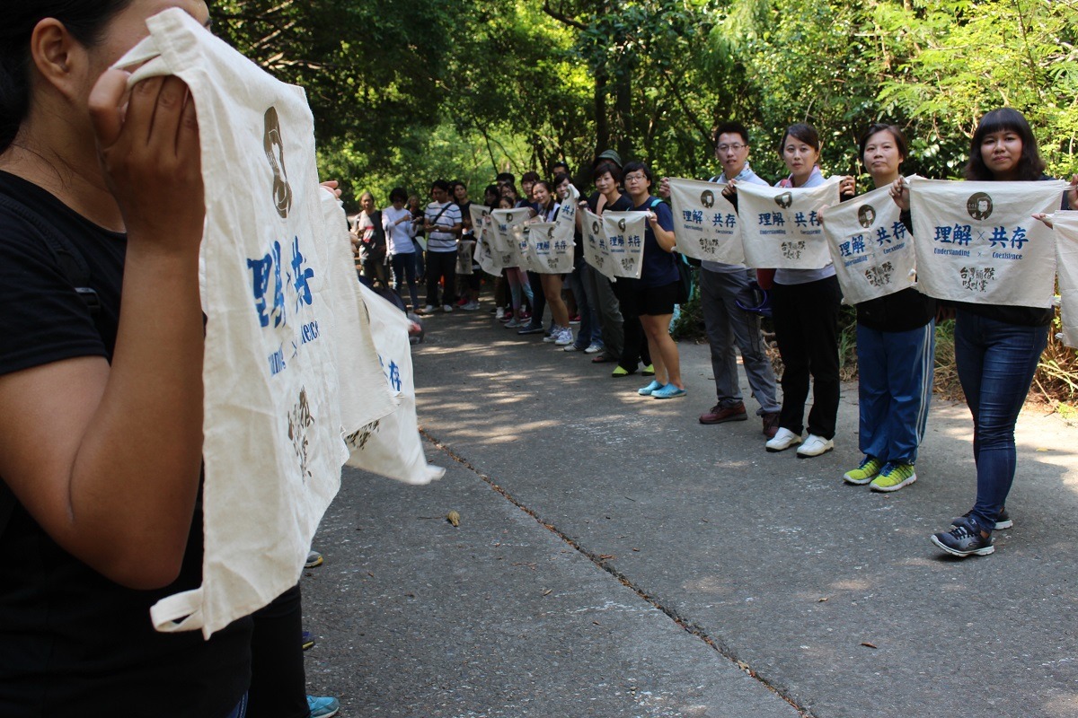 多年來，林美吟幾乎週週上山，為民眾做免費生態導覽，解開許多民眾對獼猴「很兇、很壞」的誤解，也累積了一群死忠「黨員」，一起為洗刷獼猴汙名而努力。 李娉婷/攝
