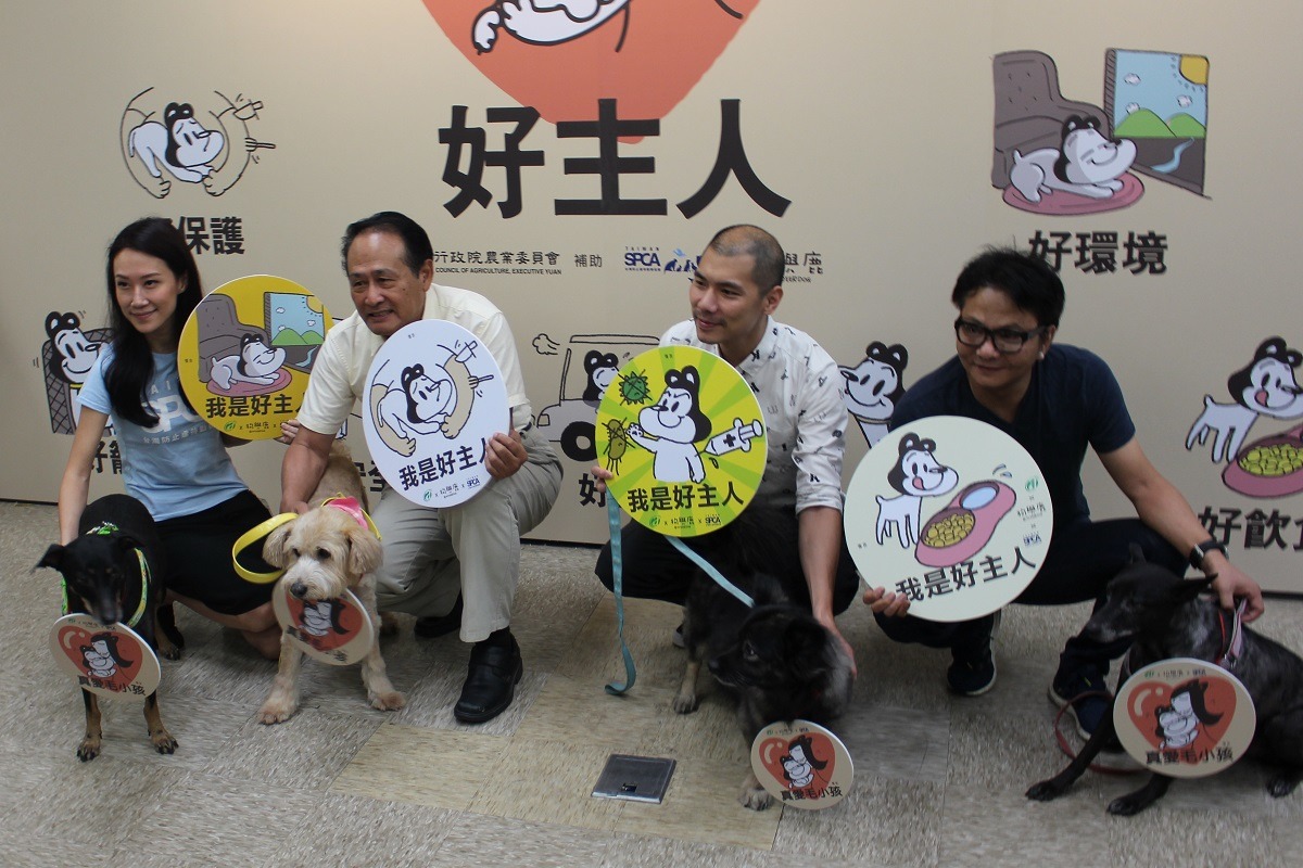 (由左至右)台灣防止虐待動物協會執行長姜怡如、農委會主委曹啟鴻、「狗與鹿」插畫家James與ABOOK STUDIO影像工作室導演林炳存。　李娉婷/攝