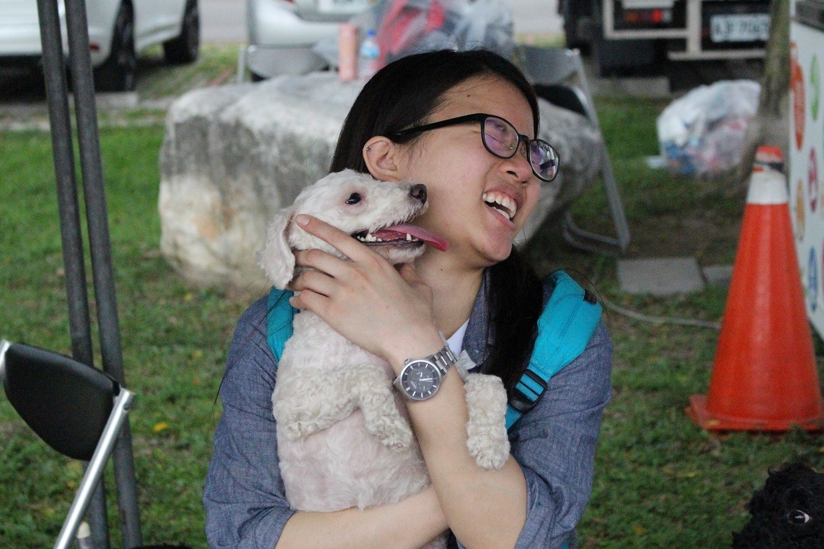 推動寵物入戶籍的聲音中，有將寵物視為家人、希望能給牠們一個名份的飼主；也有民眾希望透過戶口普查，讓規避責任的飼主無法再推拖。　李娉婷/攝