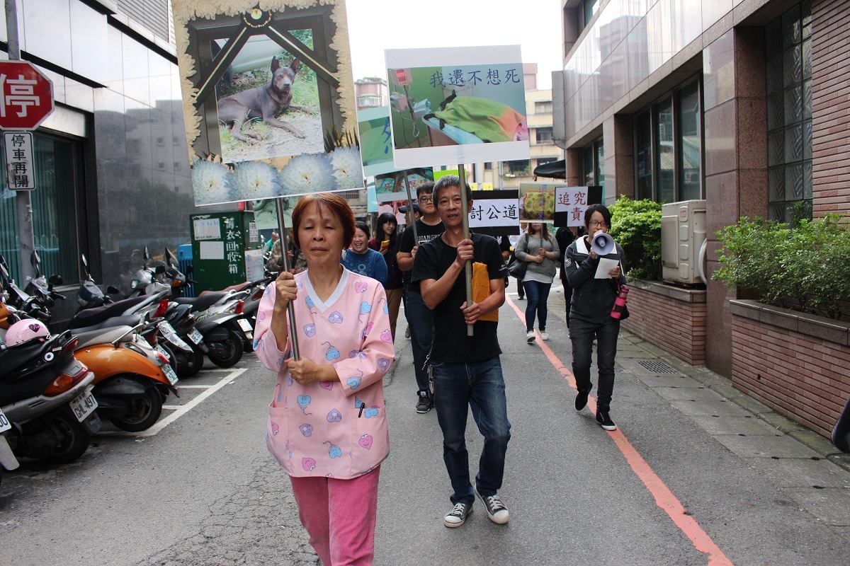 今(2)日下午，中華親善動物保護協會理事長王文評(前二)偕同餵養Jojo的周愛媽(前)與30多位民眾至新北市動保處抗議。　李娉婷/攝