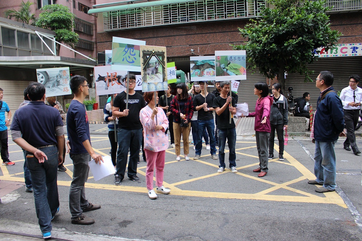 中華親善動物保護協會昨日至新北市動保處舉牌抗議。　李娉婷/攝