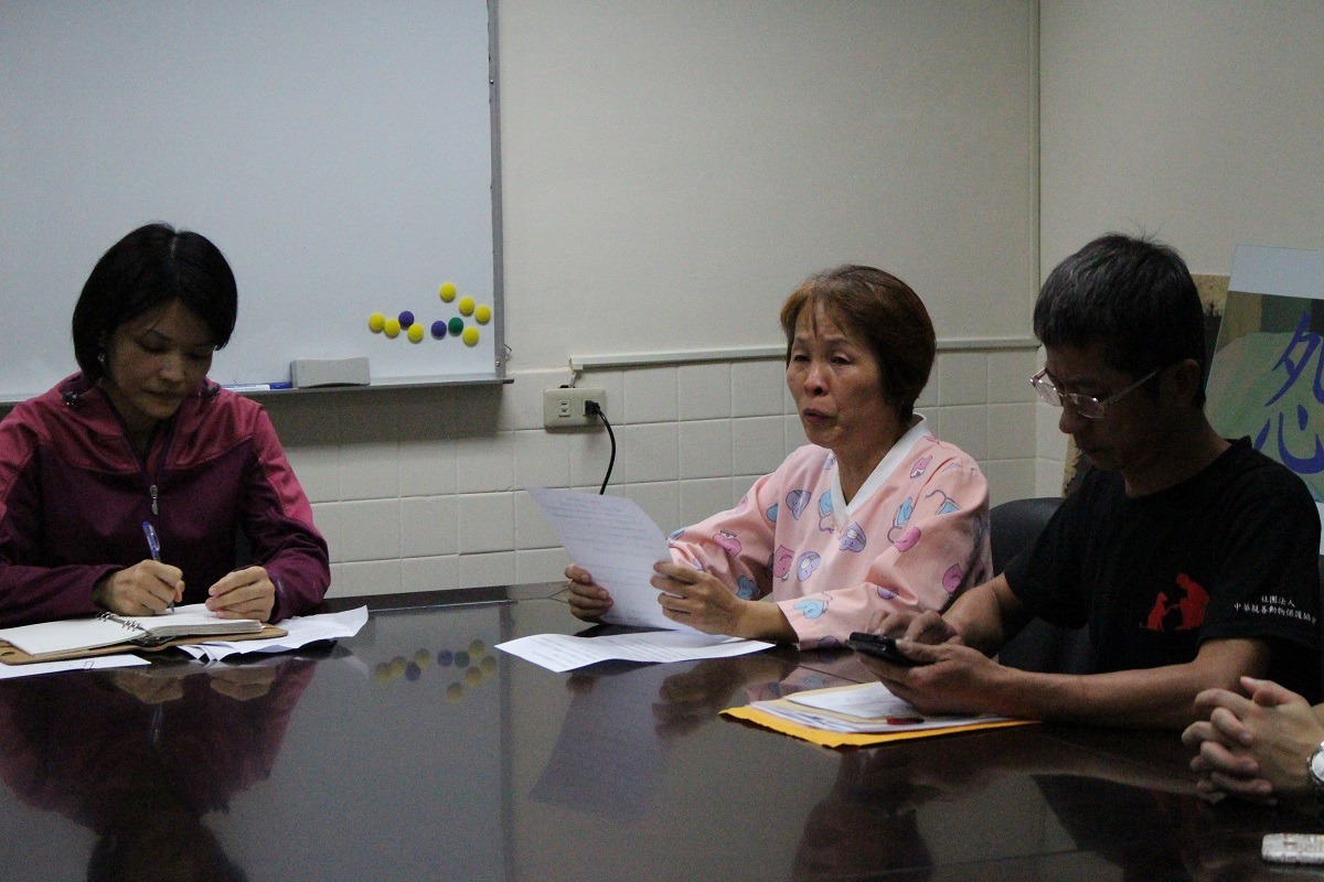 新北市動保處副處長楊淑方(左)與抗議民眾進入室內協商，周愛媽(中)難過訴說社區居民與狗相處的狀況。　李娉婷/攝