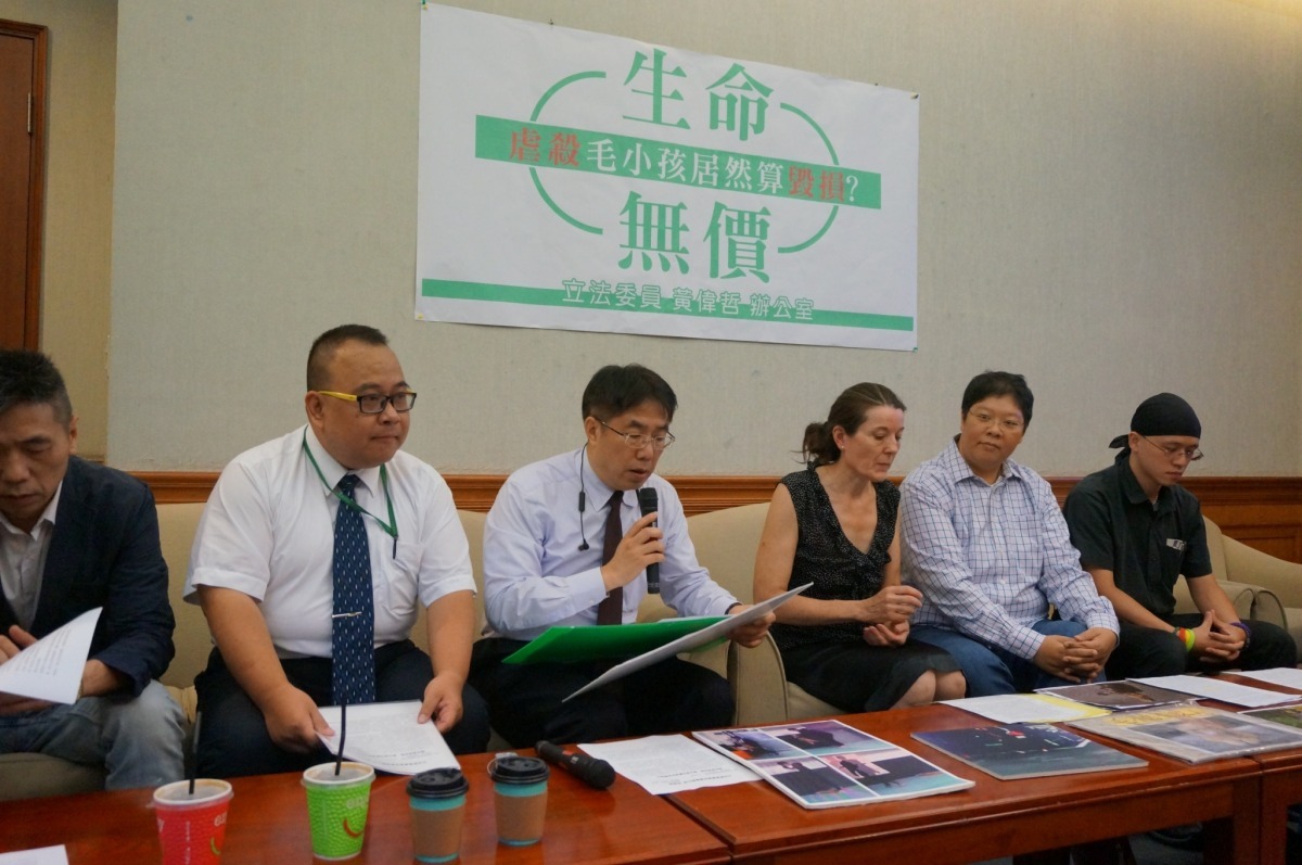 立法委員黃偉哲(左三)今日陪同大橘子案目擊證人王嫻如(右三)召開記者會，說明提高動保法刑責的重要性。　黃偉哲國會辦公室/提供