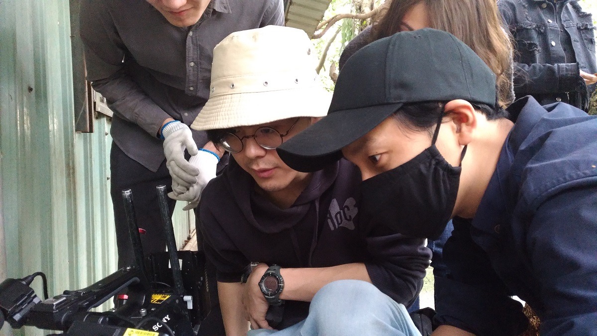 導演張靖與團隊確認拍攝畫面。　中華民國保護動物協會/提供