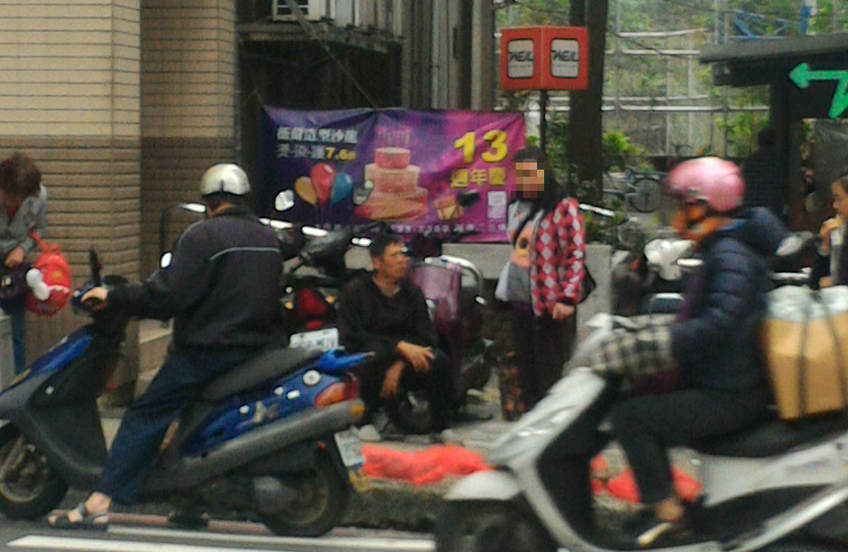 王姓攤販18日又被民眾檢舉非法販賣放生鳥。　基隆市動物保護防疫所/提供