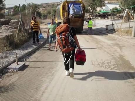 一個背包、一個裝著蘿絲的提籠，就是阿斯蘭從家鄉帶出的一切。 取自《獨立報》