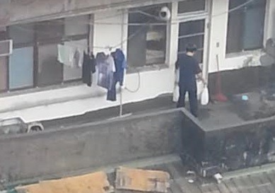 男子施暴過後將幼犬以塑膠袋打包丟棄。　　影片截圖，基隆防疫所/提供