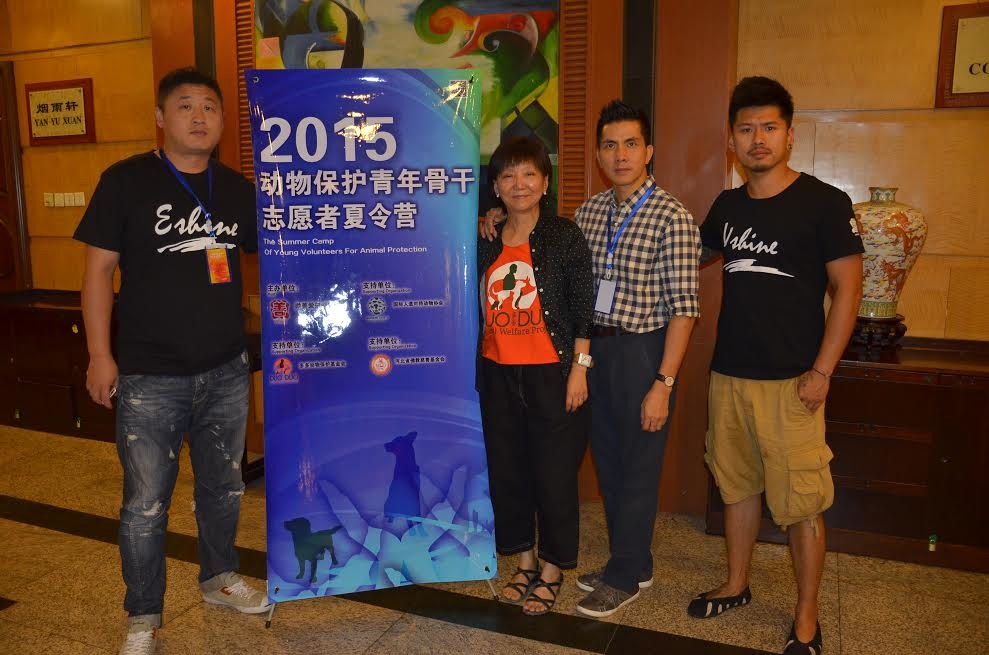 美國多多關懷動物基金會創辦人鞏增恆（左二）與國際人道協會中國事務顧問Peter Li（右二）長期關注玉林狗肉節，打算為當地帶入資源取代狗肉產業。　左湘敏/提供