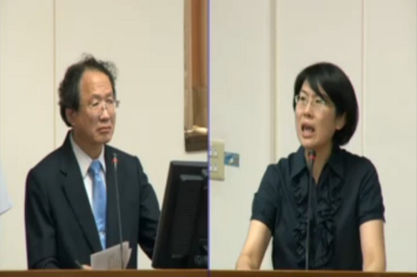 立法委員林岱樺(右)質詢農委會副主委黃金城(左)，要求農委會提供資源協助民間狗場。　立法院議事轉播網際網路多媒體隨選視訊(ivod)系統影片截圖