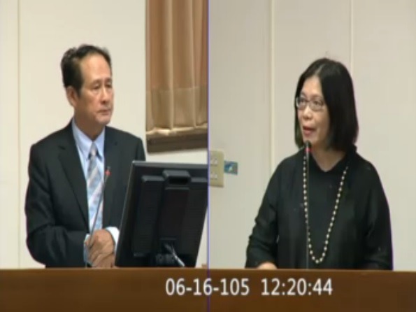 立法委員管碧玲(右)向農委會主委曹啟鴻(左)詢問漁業三法立、修法進度。　立法院議事轉播網際網路多媒體隨選視訊(ivod)系統截圖