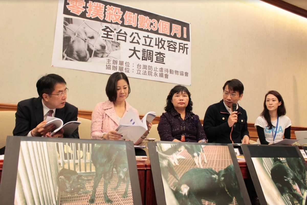 台灣防止虐待動物協會22日召開「零撲殺倒數3個月!全台公立收容所大調查」記者會,並有立法委員(左起)黃偉哲、吳思瑤、陳曼麗、徐永明出席參與。 台灣防止虐待動物協會/提供