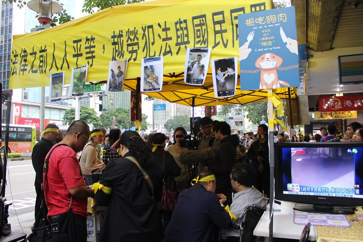 主張嚴懲殺貓狗移工的動保人士11月2日於駐台北越南經濟文化辦事處前抗議。　李娉婷/攝