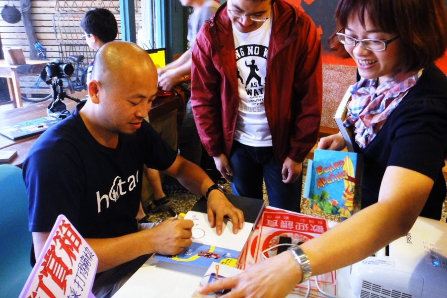 徒步環島的3年後,毛頭(左一)應邀分享旅程心得。 江幸芸/攝