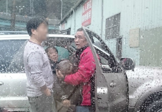 高姓嫌犯抱著穿山甲向路過民眾兜售。 新北市動保處/提供