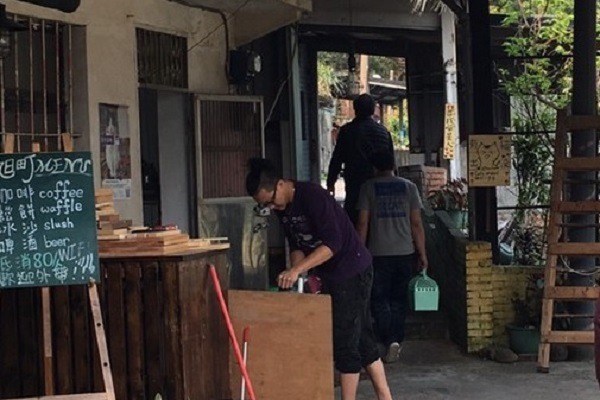 民眾拍到2名男子提著貓籠走向後山，行跡可疑。 新北市動保處/提供