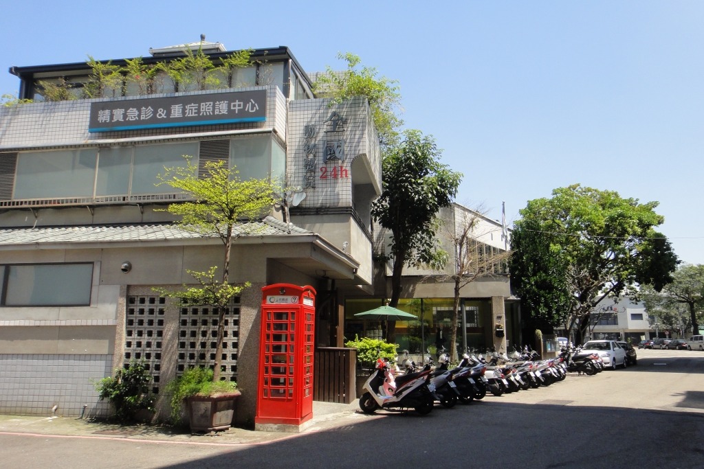 因為十多年前一場意外，陳道杰將全國動物醫院總院遷至巷弄內。  江幸芸/攝