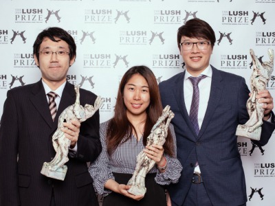 三位亞洲區青年學者得獎者合照（來源：LUSH Prize）  左：Mr. Kota Toshimo（日本RIKEN理化研究所），中：Dr. Jiangwa Xing（中國青海大學），右：陳冠宇博士（台灣交通大學）。