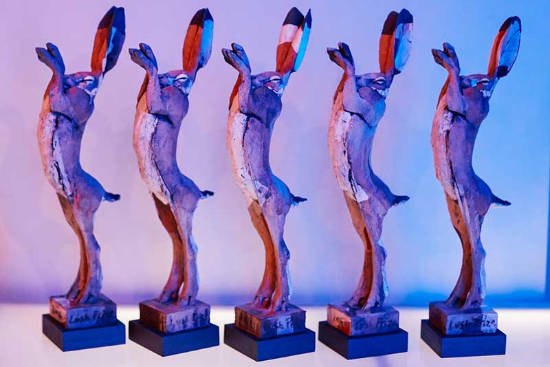 LUSH Prize的獎盃，以動物實驗經常被使用的兔子做為代表。（圖片來源：https://lushprize.org/）