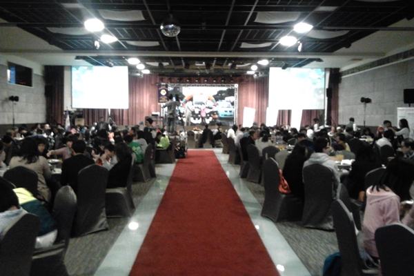 昨晚的募款餐會坐滿近24桌。　照生會/提供