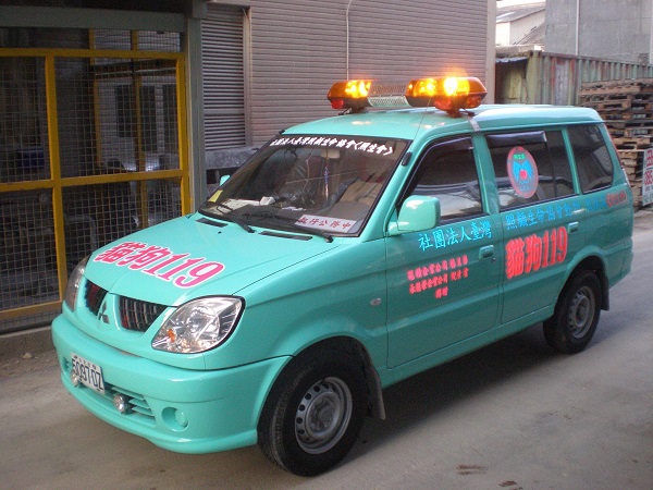 照生會目前使用的貓狗救護車多為貨客兩用中古車。　取自照生會貓狗119臉書