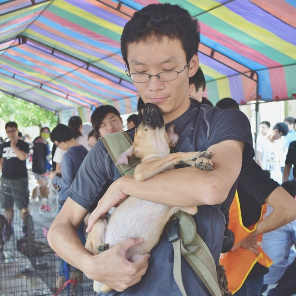 成大機械系四年級學生許博凱花了1年多拍攝校犬。　許博凱/提供