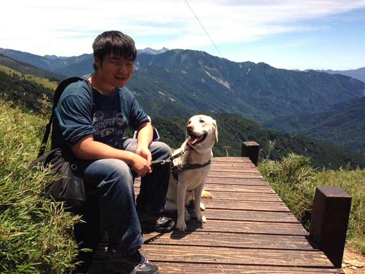 視障者陳威同和導盲犬Bessie一起登上合歡山東峰。 取自Guidedog Anna臉書