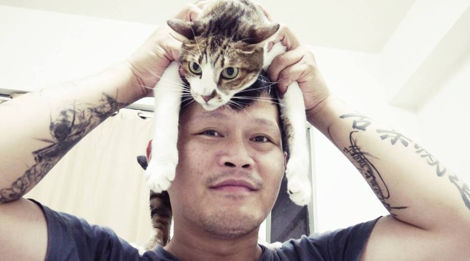 歌手大支響應冰桶挑戰，但他倒的是貓咪，藉此呼籲大眾關心流浪動物。 取自「Dwagie大支」臉書