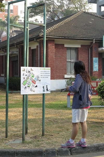 光復校區的校狗地圖吸引師生、民眾駐足觀看。　蕭士塔/攝