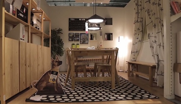 狗狗立牌放在餐廳內，讓民眾感受家有毛孩的情境。　取自Home For Hope