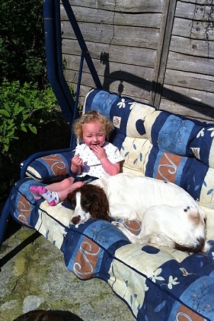 艾莉從小就和狗狗們一起長大。　取自英國《每日郵報》