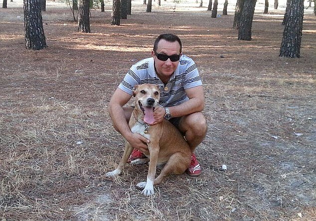 西班牙染伊護士的先生和愛犬神劍的合影。　取自英國《每日郵報》