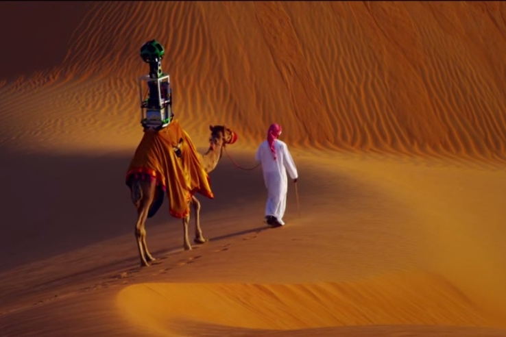 Google首次讓駱駝背著街景相機,拍攝沙漠景象。 取自Youtube