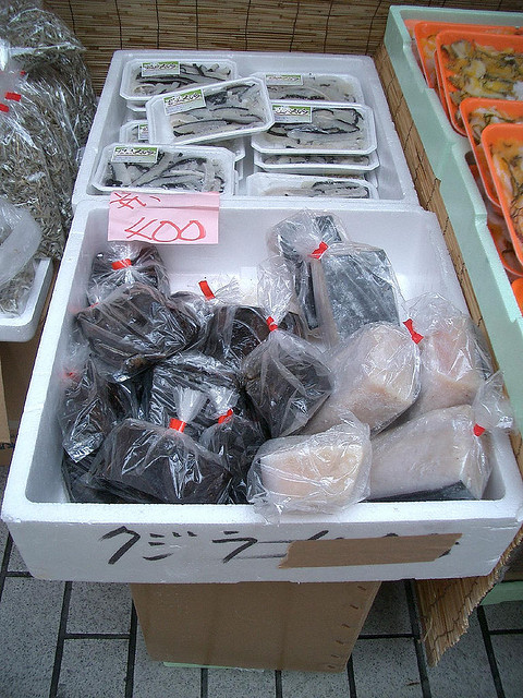 日本研究使用後的鯨魚肉,會直接賣出,變成餐桌上的佳餚。 Flickr_Tom Benson_Timothy Takemoto