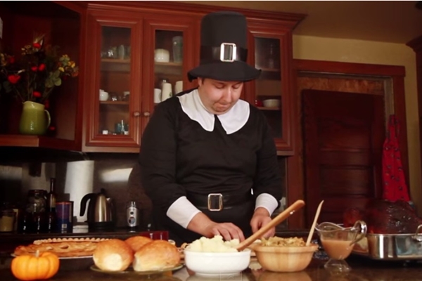 準備許多食材，廚師用心製作迷你感恩節大餐。　取自HelloDenizen