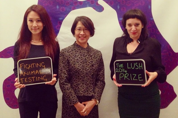 TSPCA獲得反動物實驗大獎「LUSH PRIZE」的「提升公眾意識獎」，由執行長姜怡如（左）代表領獎。　TSPCA/提供