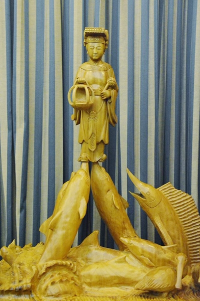 台灣媽祖魚保育聯盟理事長陳秉亨委託雕刻師打造白海豚媽祖像，把信仰和海洋保育結合。　陳秉亨/提供