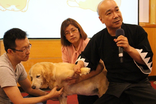 貓狗的合谷穴在拇指、食指交會處。　江幸芸/攝