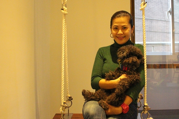 諾亞方舟理事長戈家黎本身是個愛媽，關注老病殘犬的權益。　江幸芸/攝