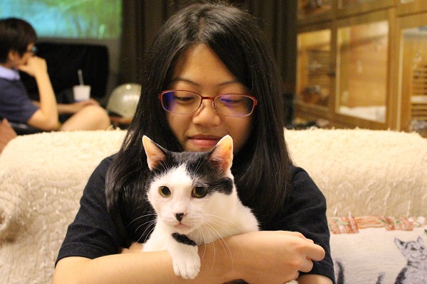 就讀五專4年級的顧珮蓁,照顧後腿癱瘓的圓圓已1年多。 江幸芸/攝