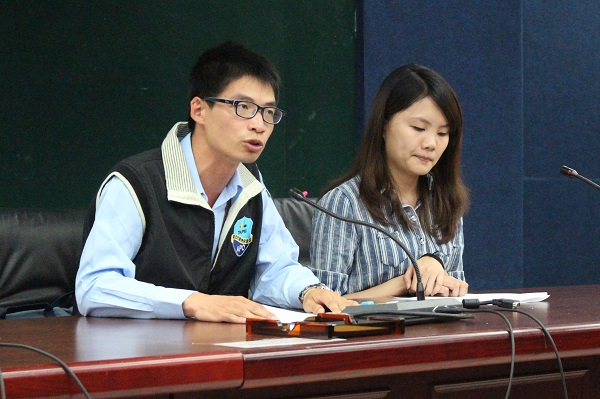 動保檢查員何祈龍(左)說,執法時遇到最多的問題就是民眾拒絕調查。 江幸芸/攝