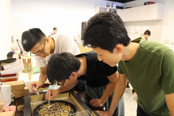 李孟儒和2名工作夥伴手工製作能量水晶。　江幸芸/攝