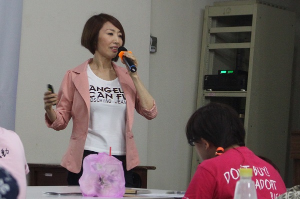 寵物張老師講師吳美莉指出,一旦狗狗停止不好的行為,就要立刻獎勵。 江幸芸/攝