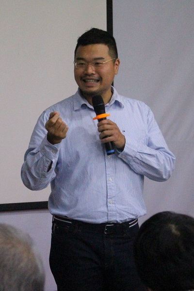 寵物友善協會執行長路易斯,希望透過課程教導飼主解決寵物的行為問題,進而降低棄養機率。 江幸芸/攝