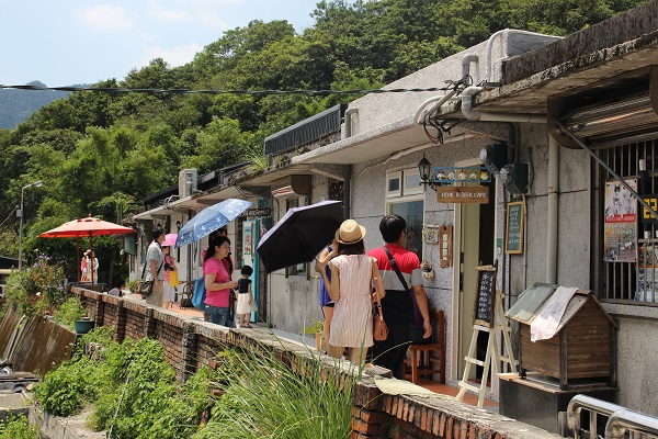 經歷武藤掀起的波瀾，當地店家坦言遊客少了一半。　何宜/攝