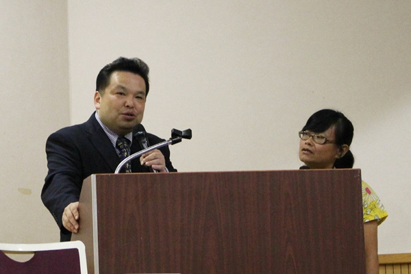 須崎恭彥（左）認為，平常就用鮮食幫毛孩打好底子，身體健康，疾病自然就會少。　李娉婷/攝
