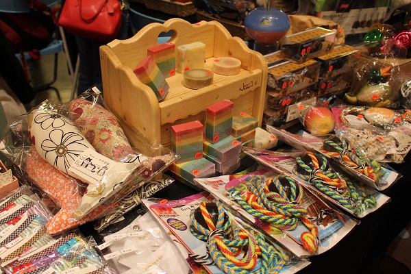 義賣區的商品多由民眾捐贈，所得全數捐出。    江幸芸/攝