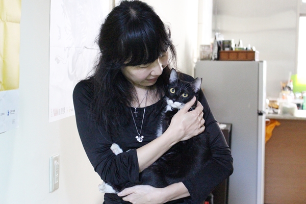 花了一個月的時間，嚕嚕才願意親近劉彩玲。　江幸芸/攝